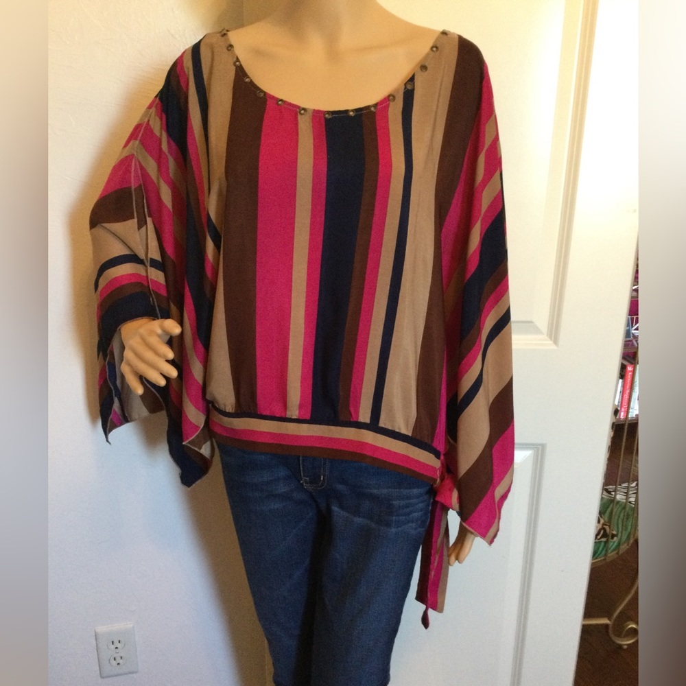 Cute Umgee top with split sleeves and side tie. Grommets around neckline. Small